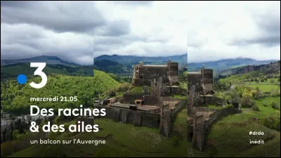 Qui présente, depuis 2014, l'émission ''Des racines et des ailes'' ?