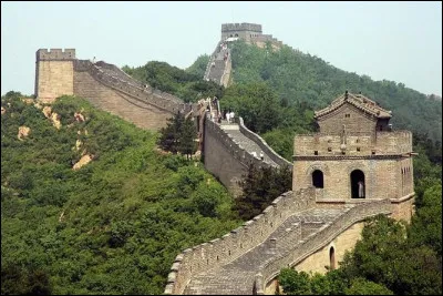 Une partie de la ''Grande Muraille de Chine'' passe à Pékin. Combien de kilomètres parcourt-elle ?