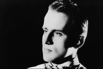 Qui est cet écrivain, auteur du roman ''L'Automne à Pékin'' ?