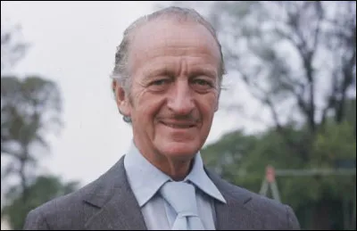 Qui est cet acteur britannique qui joue le rôle de lambassadeur dans le film ''Les 55 Jours de Pékin'' ?