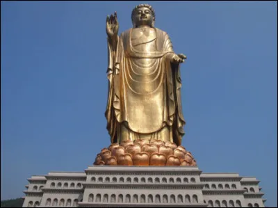 Chine - La statue ci-dessus se nomme "Bouddha du Temple de la Source". Il s'agit de la deuxième plus grande statue au monde. Mais quelle est sa taille exacte, en mètres ?