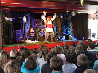 Dans quelle ville de France se déroule le Festival mondial des théâtres de marionnettes ?