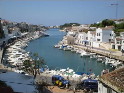 Dans quelle mer l'île de Minorque est-elle située ?
