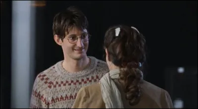 Ici, c'est l'acteur Pierre Niney. Dans quelle série Netflix joue-t-il ici ?