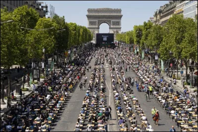 Langue française : 
Combien y a-t-il de fautes dans la phrase suivante (on ignore la syntaxe et la ponctuation) : "Alors que je me baladais dans la rue, je me suis arrêté pour écouter une très belle musique que je n'avais jamais entendue jusqu'alors, jouée par un magnifique orchestre." ?