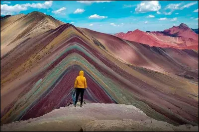 Dans quel pays se situe la montagne aux 7 couleurs ?
