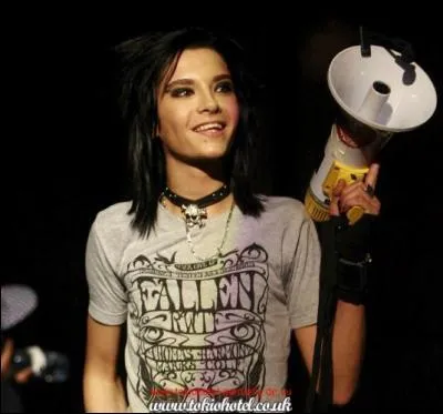 Dans un concert, pour quelle chanson Bill prend-il son mégaphone ?