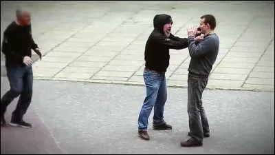 Quelqu'un te menace dans la rue, que fais-tu ?