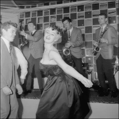 Cette danse fit son apparition dans les années 60 aux Etats-Unis, elle pourrait se traduire par secousse ou saccade, l'interprète qui la chanta en fit un énorme succès !