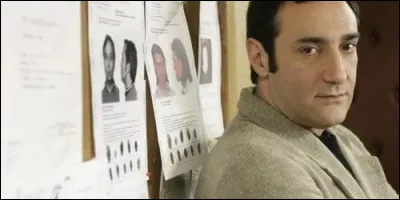 L'inspecteur David Kaplan est un homme marié avec deux petites filles.