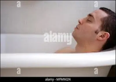 Comment est morte la victime dans l'épisode 2 de la saison 1 ?