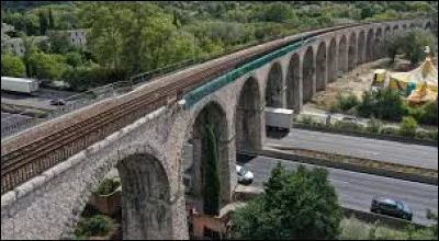 Le viaduc de l'Arc de Meyran, permettant le franchissement de la petite rivière Arc, réalisé en 1877, est long de 547 m et composé de 38 arches hautes de 20 mètres : quelle ville permet-il ainsi de relier à Marseille ?