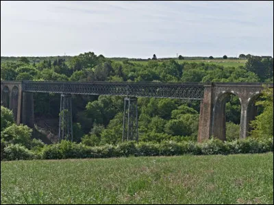 Ce viaduc, de 231 mètres de long et 48 de haut, situé à Coutansouze, dans l'Allier, permet de franchir la petite vallée du Belon : sur quelle ligne se trouve-t-il ?