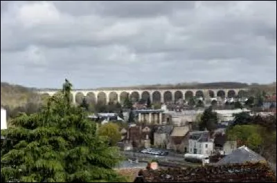 Ce viaduc, réalisé en 1886, est haut de 38 m et composée de 21 arches, pour une longueur de 528 m. Il domine Le Blanc. Quel rivière permet-il de franchir ?