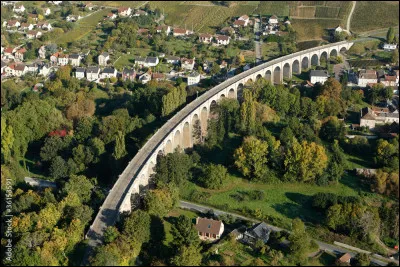 Le viaduc de Saint-Satur, long de 428,65 m et composé de 26 arches hautes de 28,80 m, a été construit en 1893 sur la ligne de Saint-Germain-du-Puy à Cosne-Cours-sur-Loire. Il a été désaffecté avec la fermeture de la ligne et utilisé comme voie routière. Dans quel département se trouve-t-il ?