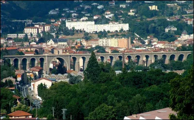 Ce viaduc, construit en 1868, utilisé par la ligne TER Lyon - Roanne, est long de 330 m et haut de 36 m ; il enjambe la rivière de la Turdine. Quelle ville domine-t-il ?