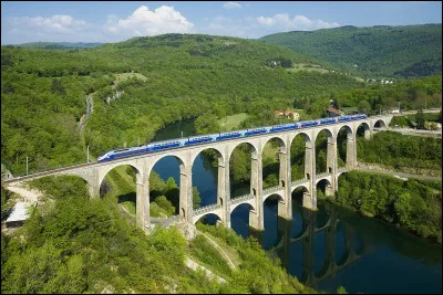 Le viaduc de Cize-Bolozon, construit en 1872-1875 sur la ligne du Haut-Bugey, détruit en 1944, a été reconstruit en 1945-1946 et remis en service en 1950 ; il est emprunté par des TGV reliant Paris et Genève et des TER de Bourg-en-Bresse vers Oyonnax. Quel cours d'eau permet-il de franchir ?