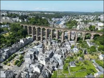 Ce viaduc, construit en 1865 sur la ligne de Paris à Brest, comprend deux niveaux avec neuf arches au niveau inférieur et quatorze arches au niveau supérieur, mesure 292 mètres de long et culmine à 62 mètres de hauteur. Quelle ville bretonne domine-t-il ?