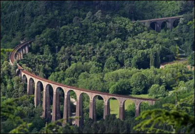 Construit en 1867, le viaduc de Chamborigaud, long de 384 m haut de 	46,30 m, comprenant 29 arches, permet de franchit la vallée du Luech, dans les Cévennes : sur quelle ligne se trouve-t-il ?