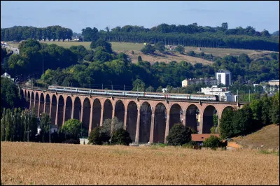 Ce viaduc en courbe, achevé en 1847, long de 480 m, et haut de 33 mètres avec 27 arches, permet de traverser la vallée de l'Austreberthe, sur la ligne de Paris-Saint-Lazare au Havre. Quelle petite ville normande domine-t-il ?