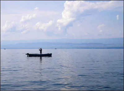 J'emprunte souvent une petite barque (noir) pour traverser les océans (bleu marine).