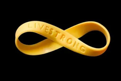 Quelle marque a lancé ce bracelet jaune vendu au bénéfice de la lutte contre le cancer ?