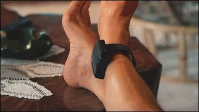 Qui porte un bracelet électronique ?