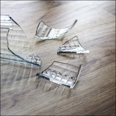 Tu entends un bruit de verre qui se casse dans la cuisine. Quelle est ta réaction ?