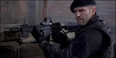 Lee Christmas est un ancien S.A.S, spécialiste en armes blanches, et recruté par une équipe de mercenaires dans :