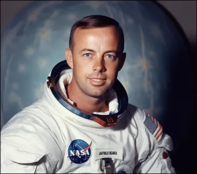 Il fut le premier Américain à aller dans l'espace.
Quel était son prénom ?
