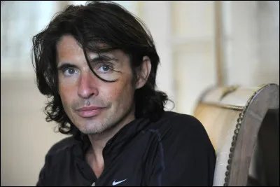 Ses parents furent des chasseurs de nazis. Comment se prénomme-t-il ?