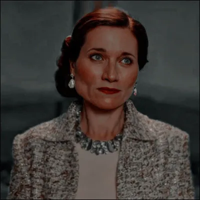 Comment se prénomme cette adulte ?