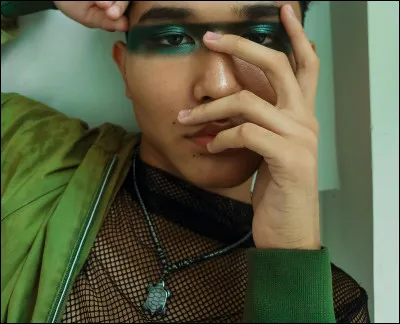 Que penses-tu des hommes qui se maquillent ?