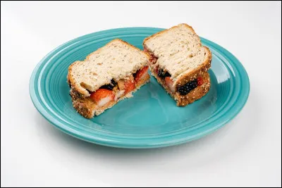 Vous allez faire une escale pour pique-niquer. Qu'as-tu pris pour ton déjeuner ?