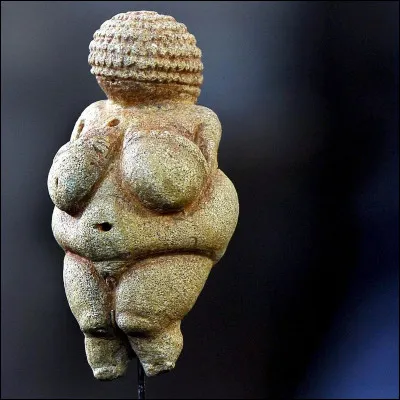 Quel est le nom de cette statuette du Paléolithique supérieur reconnaissable à sa généreuse poitrine ?
