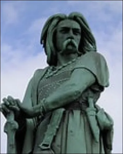 Dans quelle province, les Bituriges Cubes, peuple gaulois, vivaient-ils ?