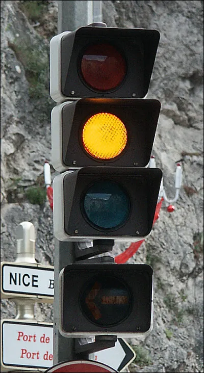 Que signifie un feu jaune clignotant ?