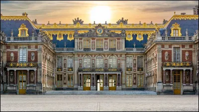 Où se trouve le célèbre château de Versailles ?