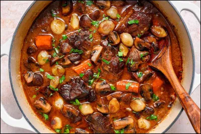 Quel est le plat traditionnel français à base de viande mijotée, de vin rouge, de lardons, d'oignons et de champignons ?