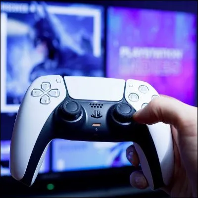 Quelle chanteuse américaine, interprète de "Video Games", a utilisé le pseudonyme Lizzie Grant ?