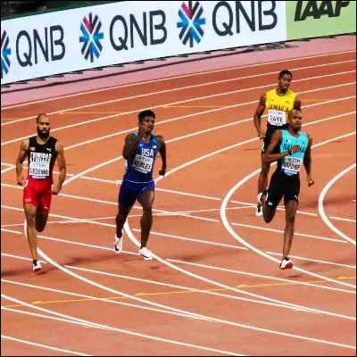 Quel aménagement possède une longueur normalisée de 400 mètres ?