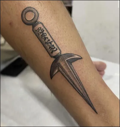 À qui appartient ce kunaï ?