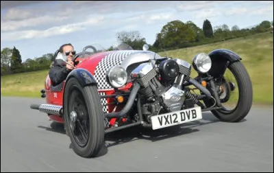 Quelle est la marque de cette drôle de voiture anglaise à trois roues ?