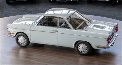 Quelle est cette voiture allemande utilisant un moteur bicylindre placé à l'arrière ?