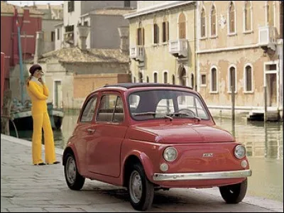 Quelle est cette auto italienne équipée d'un tout petit moteur bicylindre vertical ?