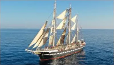 À bord de quel bateau la flamme olympique a-t-elle voyagé durant 12 jours ?