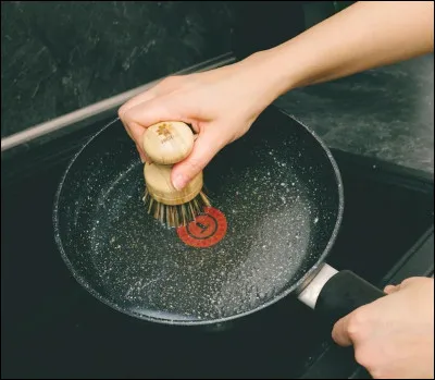 Quatrième mise en situation : 
Ta mère est en train de faire la vaisselle, elle semble épuisée. Vas-tu laider ?