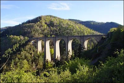 Le viaduc de la Crueize, construit en 1884, long de 218 m pour 6 arches et haut de 63 m est surnommé "viaduc de l'Enfer", du nom de la petite vallée qu'il traverse. Sur quelle ligne se situe-t-il ?