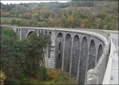 Le viaduc de la Roizonne, situé sur l'ancienne ligne de La Mure à Corps, est l'un des tout derniers grands ouvrages d'art en maçonnerie construits en France. Surplombant la vallée de 110 mètres, il est long de 260 mètres, pour douze arches et une arche centrale de 80 mètres. Dans quel département se trouve-t-il ?