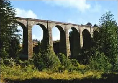 Le viaduc des Farges, dit aussi viaduc de Meymac, long de 210 m pour 11 arches et haut de 34 m, est situé sur la ligne du Palais à Eygurande - Merlines : dans quel département sommes-nous ?